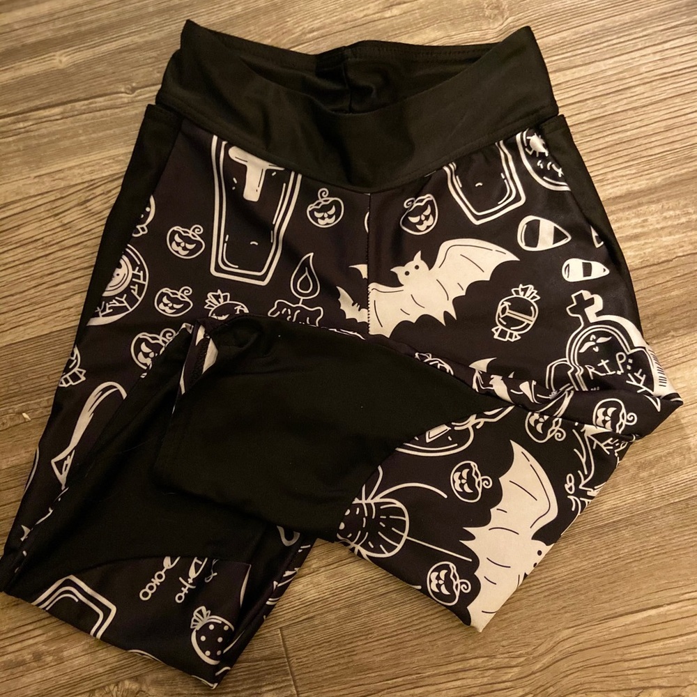 🖤Scary Cute Halloween Capri Workout Leggings🖤